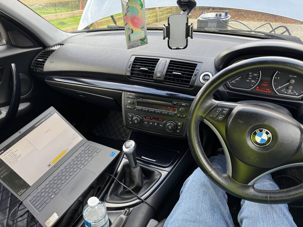 Laptop Showing Ecu Data During Dpf and Egr Delete Software Update. - Kernowsport Performance Tuning Laptop showing ECU data during DPF and EGR delete software update.