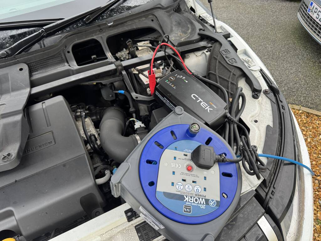 Battery conditioner connected during ECU remap on Evoque.