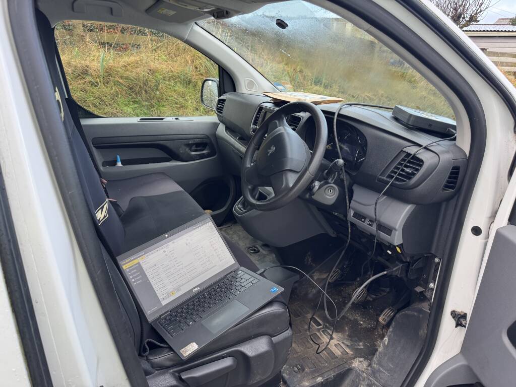 Stellantis ECU programming on Peugeot Expert using specialist tools.