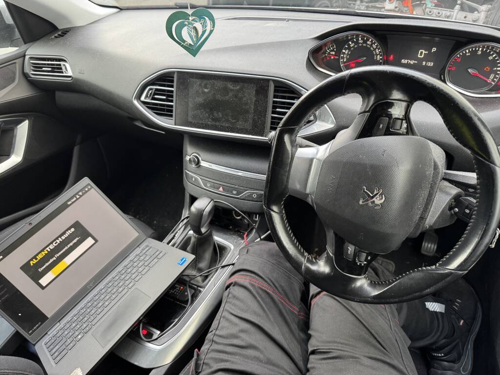 Alientech KESS 3 performing ECU read on Peugeot diesel.